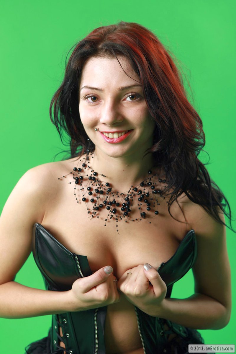 selma-is-sexy-in-leren-korset-09