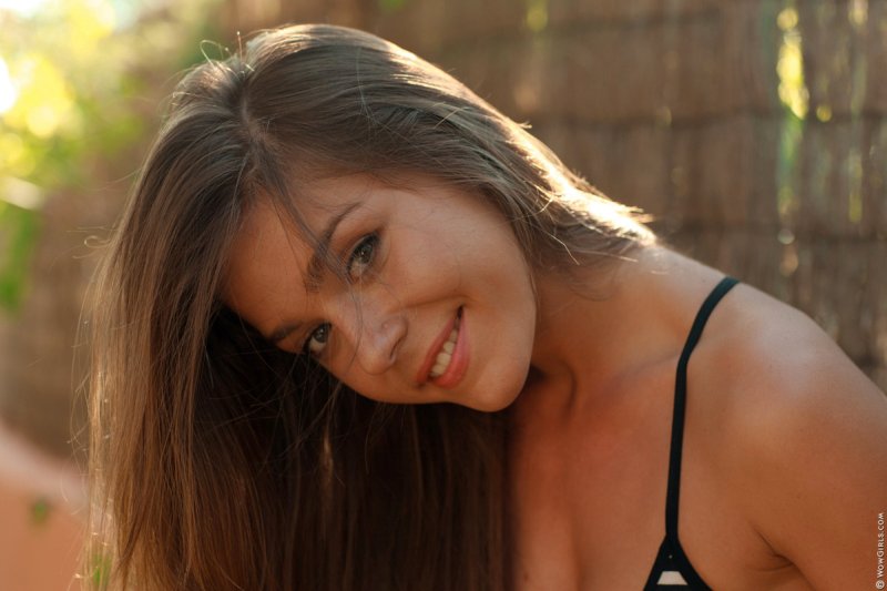 sexy-meisje-met-hoed-op-en-naakt-03