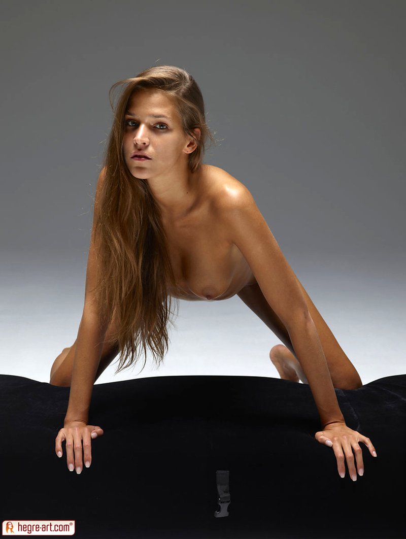 strakke-brunette-goeie-tieten-naakt-05