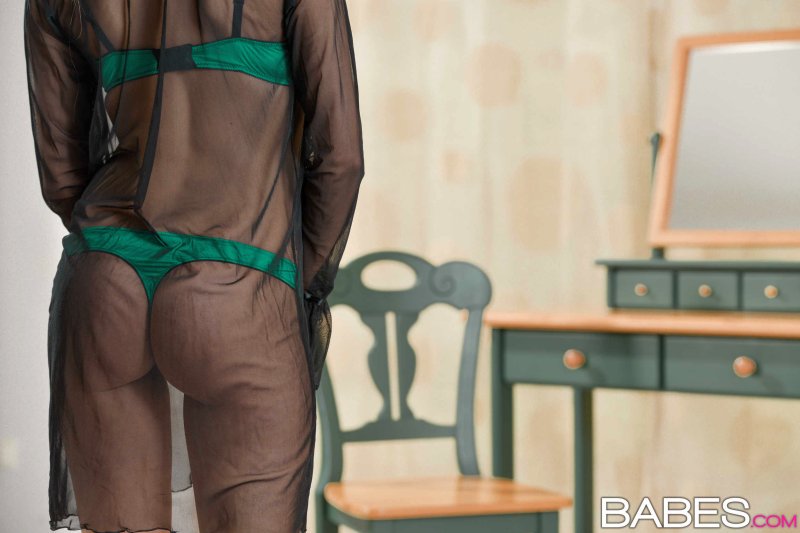 Van haar kammen in lingerie tot naakt op de kaptafel, een kleine stap — photo 1