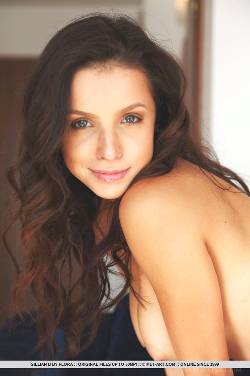 mattu-naakt-op-de-bank-in-de-keuken-19