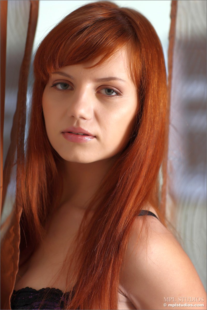 rood-haar-en-geile-paarse-lingerie-001