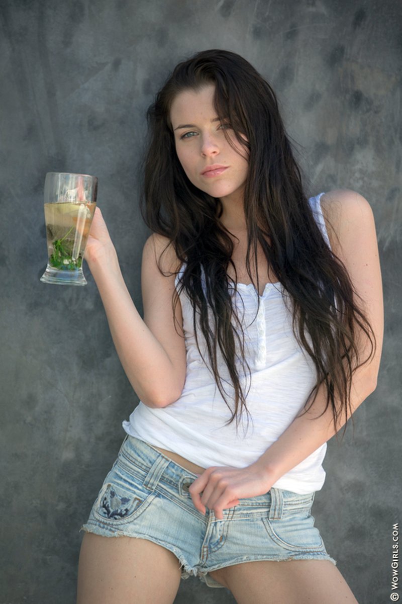 valeria-in-heel-kort-spijkerbroekje-en-naakt-01