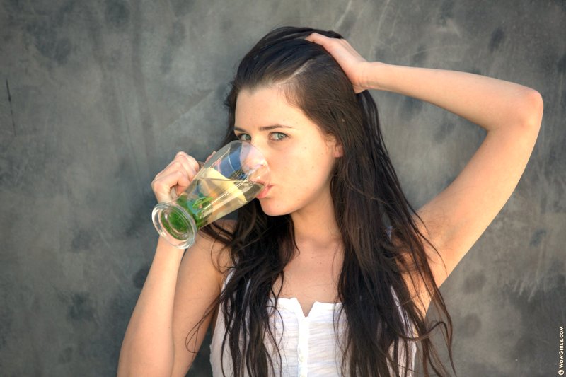 valeria-in-heel-kort-spijkerbroekje-en-naakt-02