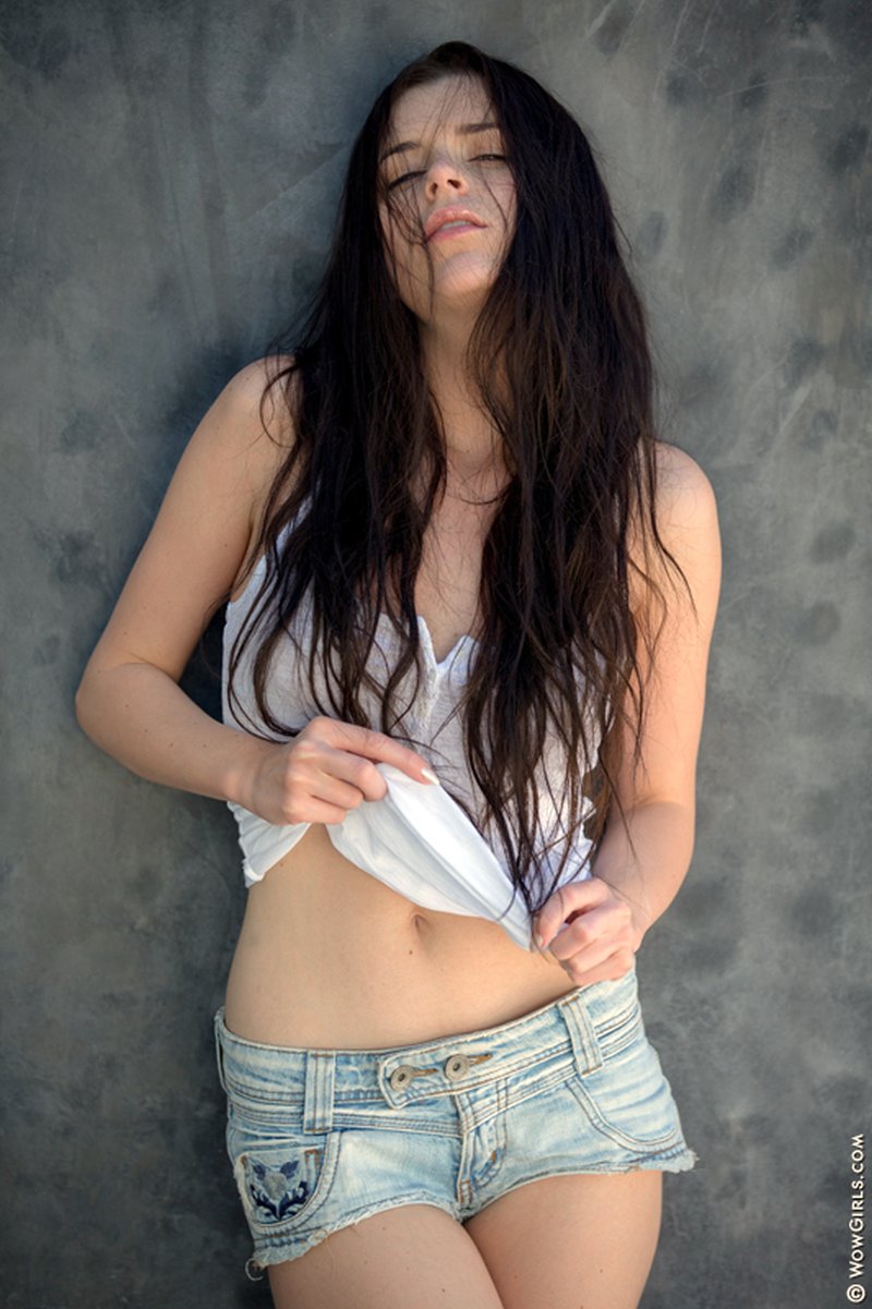 valeria-in-heel-kort-spijkerbroekje-en-naakt-04