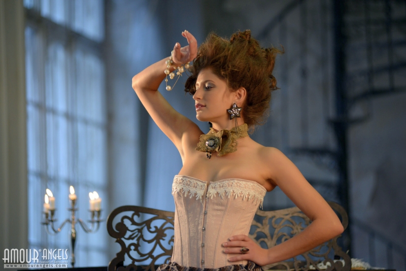 vrouw-naakt-achter-de-piano-001