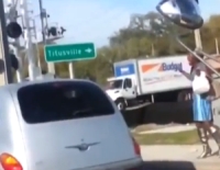 man-rokje-zilveren-knielaarzen