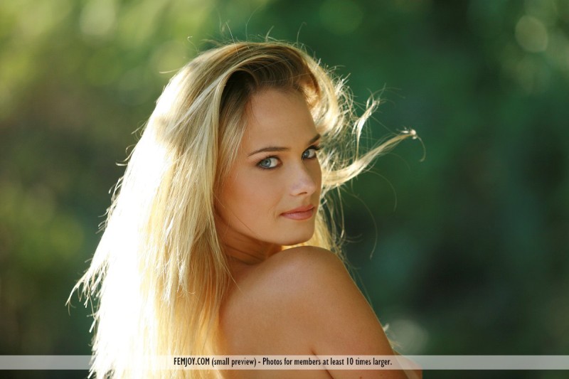 maya-sensueel-bloot-in-het-bos-009