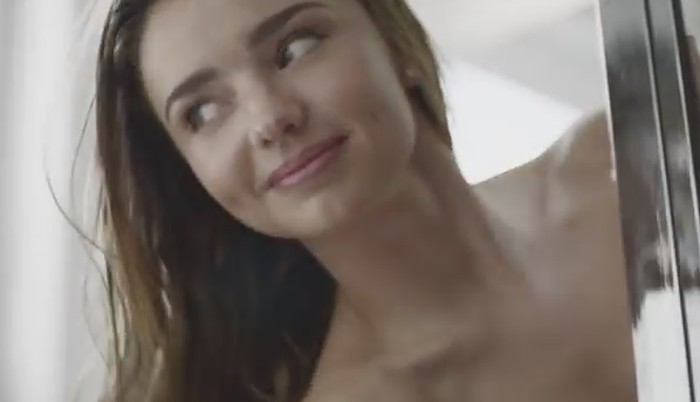 Miranda Kerr stript voor Reebok commercial