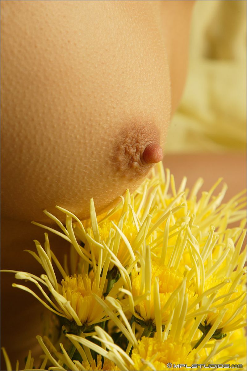 naakte-vrouw-en-bloemen-003