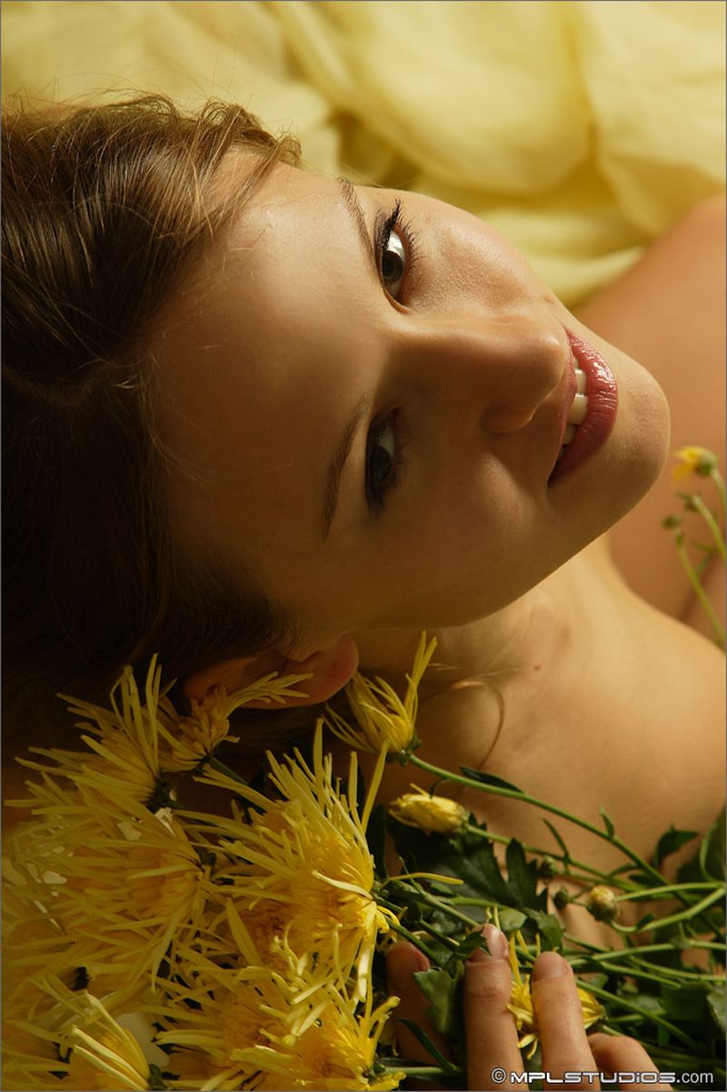 naakte-vrouw-en-bloemen-004