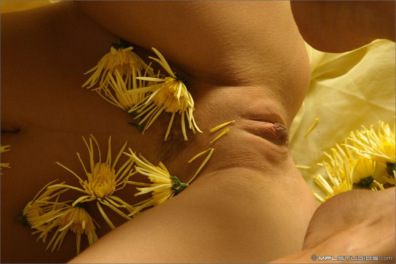 naakte-vrouw-en-bloemen-012