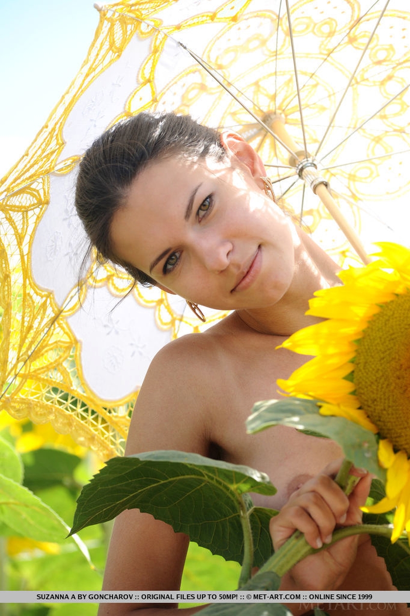 De naakte vrouw en de zonnebloemen 19 naakte-vrouw-met-zonnebloemen-19