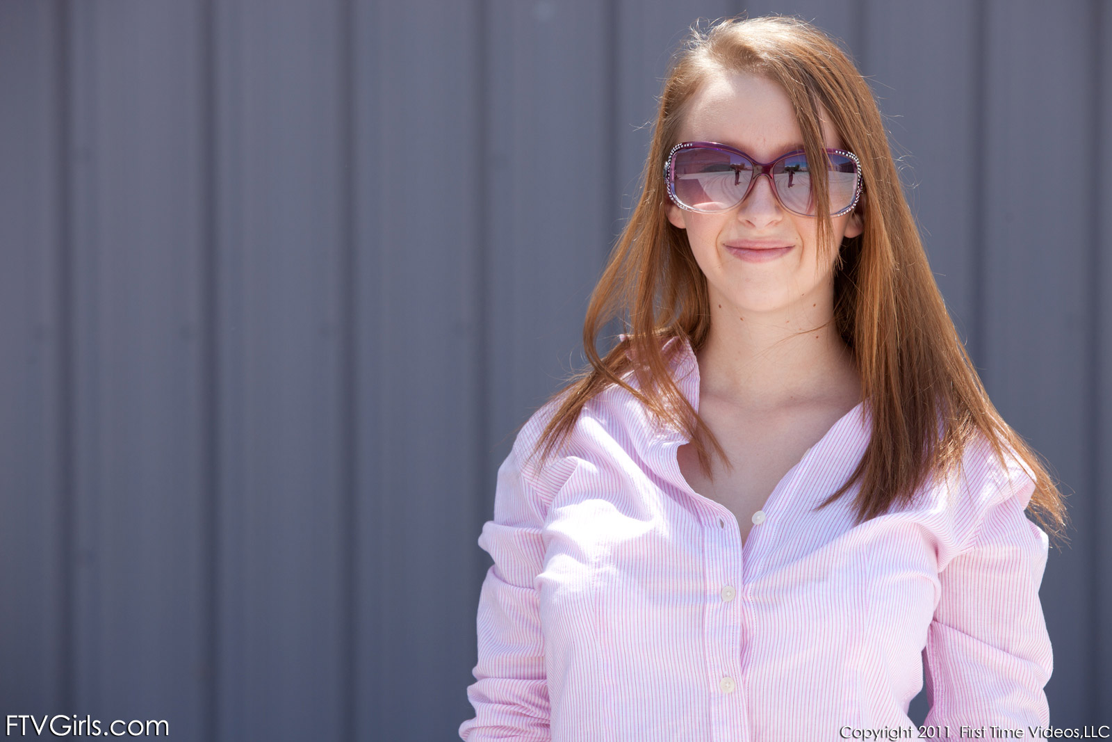Knappe brunette, grote zonnebril en grote tieten — photo 4