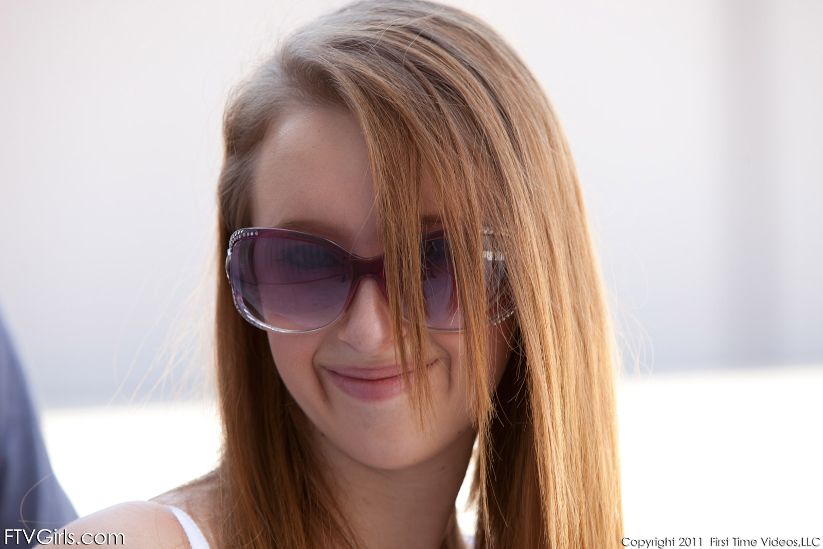 Knappe brunette, grote zonnebril en grote tieten — photo 9