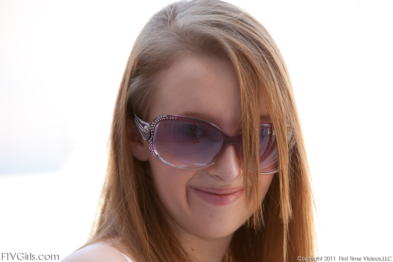 Knappe brunette, grote zonnebril en grote tieten — photo 10