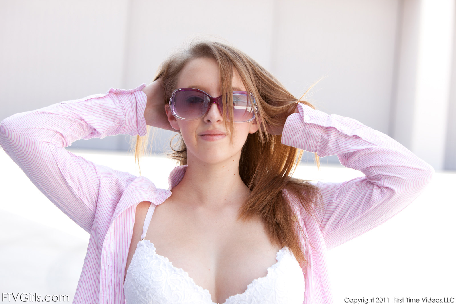 Knappe brunette, grote zonnebril en grote tieten — photo 11
