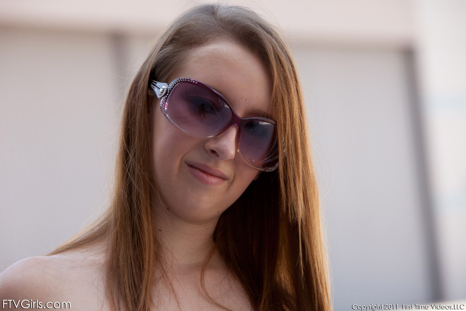 Knappe brunette, grote zonnebril en grote tieten — photo 50