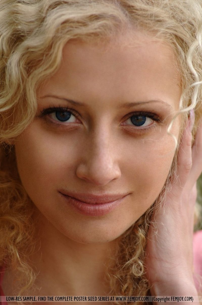 mooie-blondine-bloot-in-het-bos-005