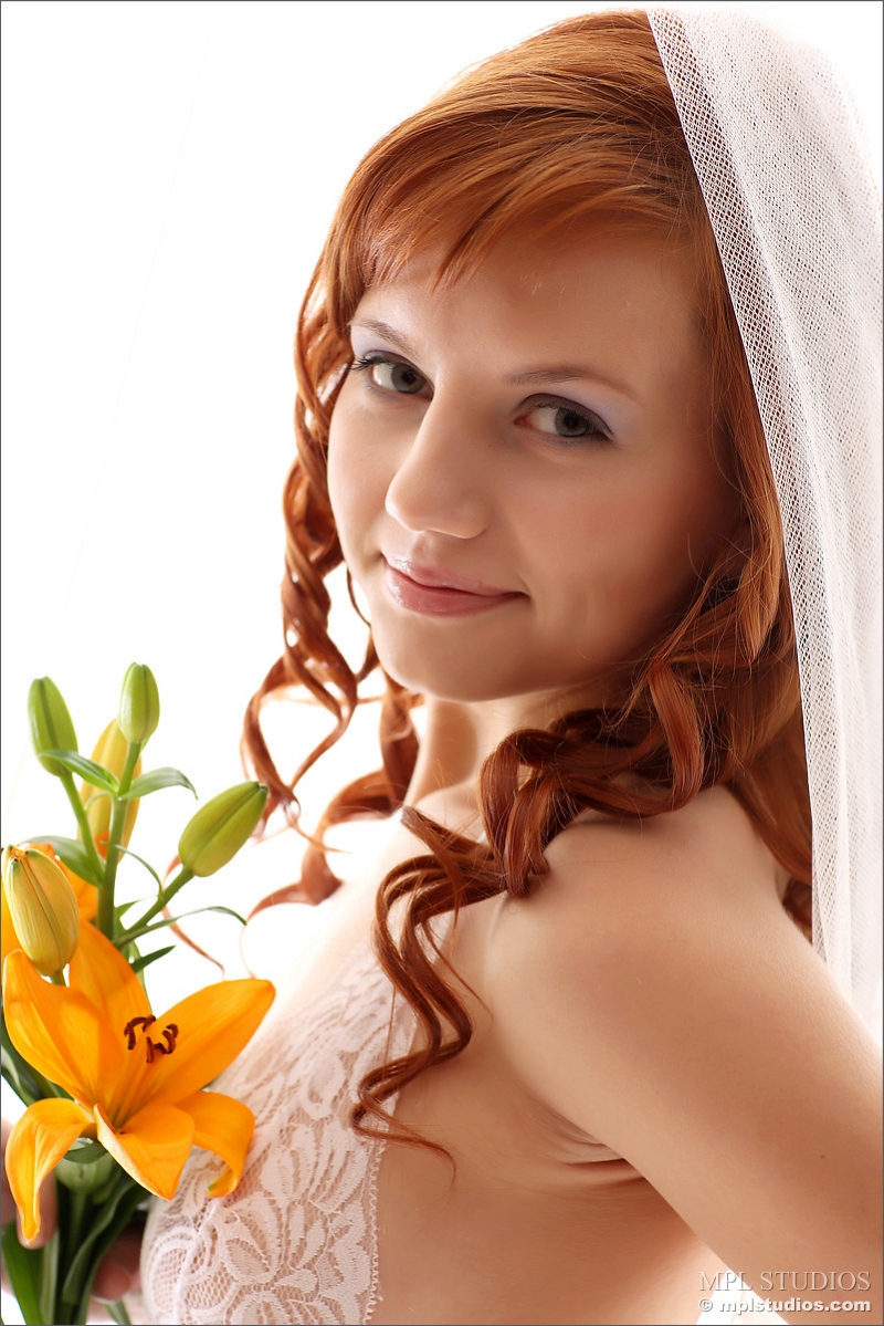 rood-haar-en-witte-lingerie-001