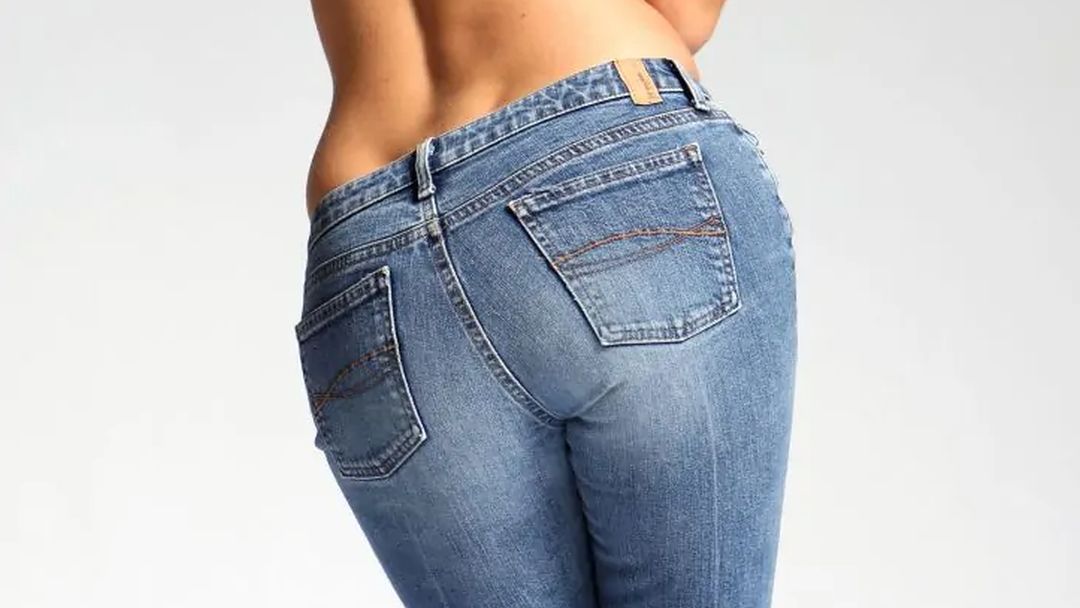 Hayley-Marie Coppin sexy in een strakke spijkerbroek