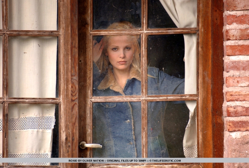 blond en bloot achter het raam 05