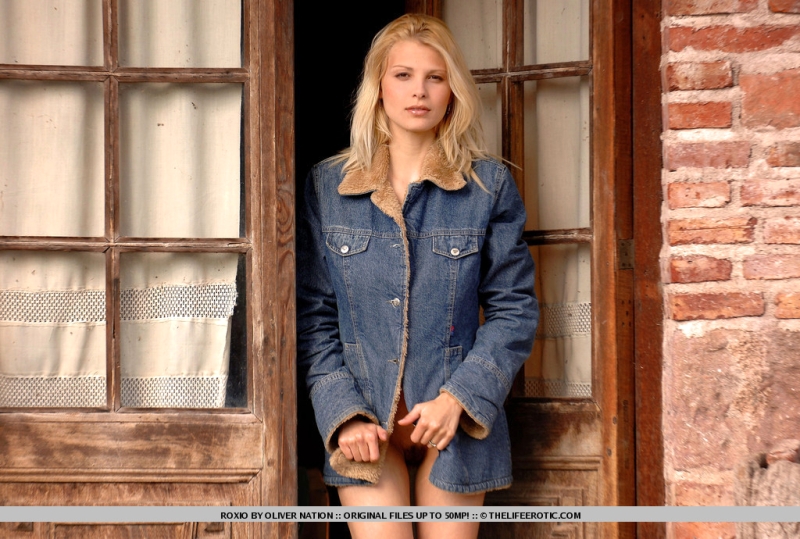 blond en bloot achter het raam 07