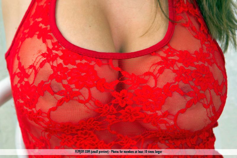 blondje-bloot-op-de-stoel-002