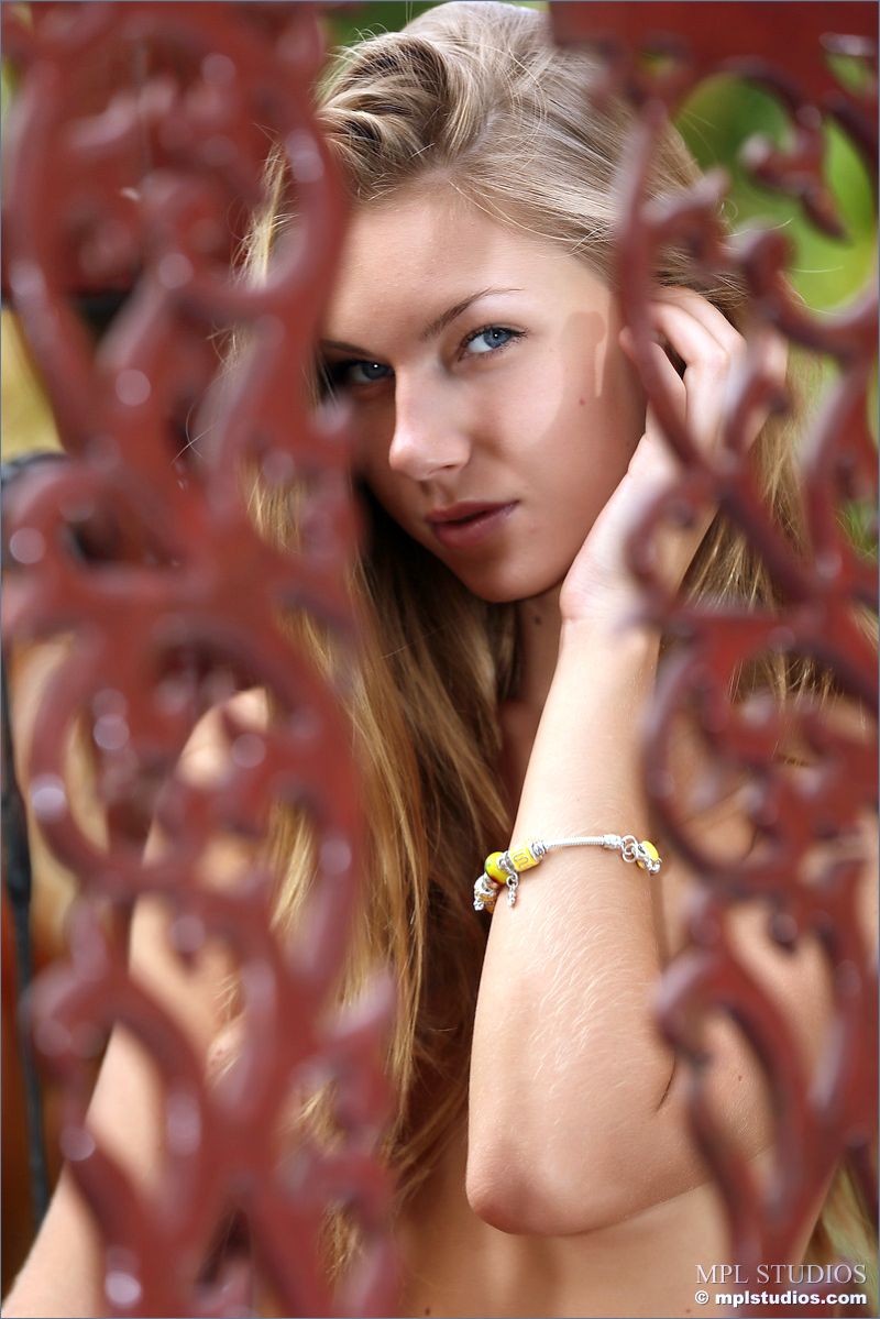 chelsea-blond-bloot-yoga-001