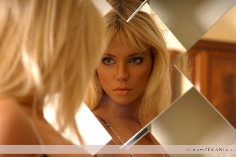 pamela-mooi-blond-lingerie-005a