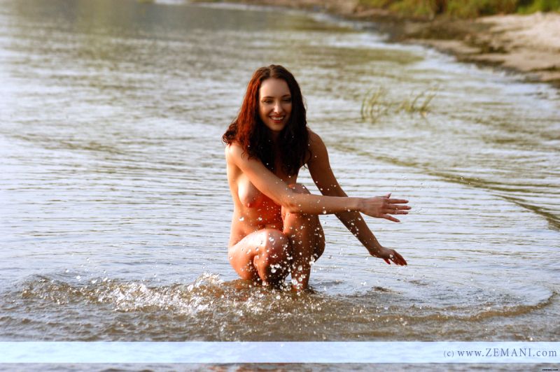 rood-haar-naakt-in-de-rivier-129
