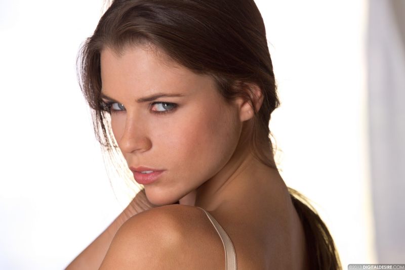 valeria-knappe-brunette-bloot-0002