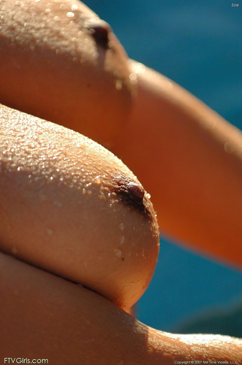 zoe-bloot-in-het-zwembad-418