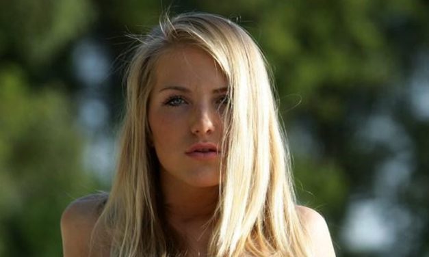 Sharon, in haar blootje op het strand