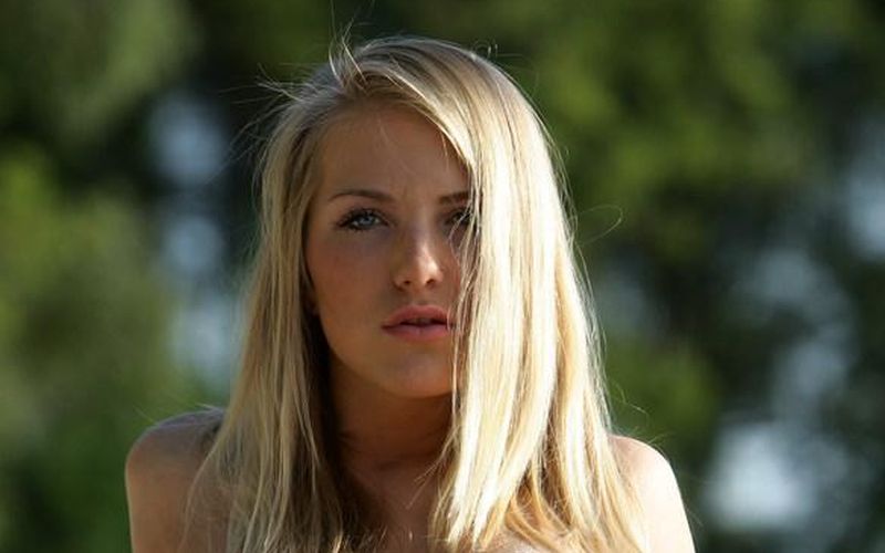 Sharon, in haar blootje op het strand