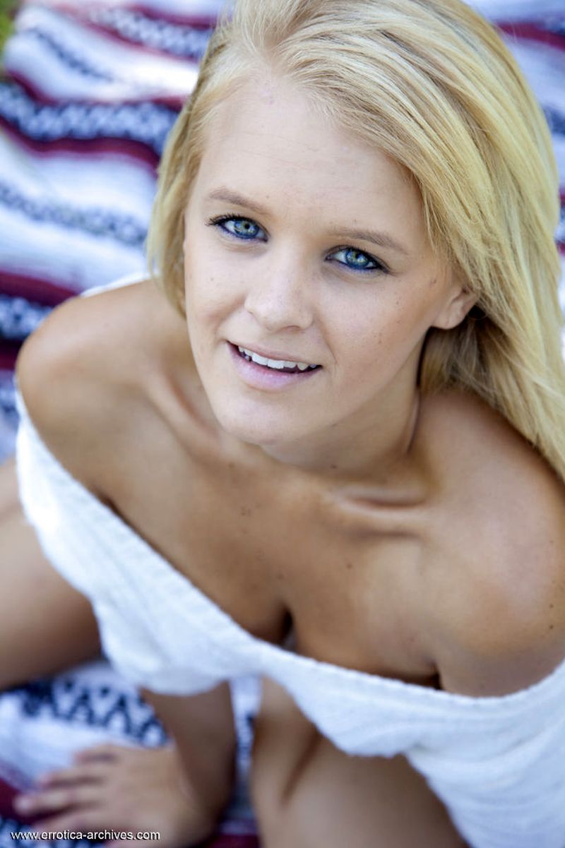 blond-naakt-en-volle-borsten-02