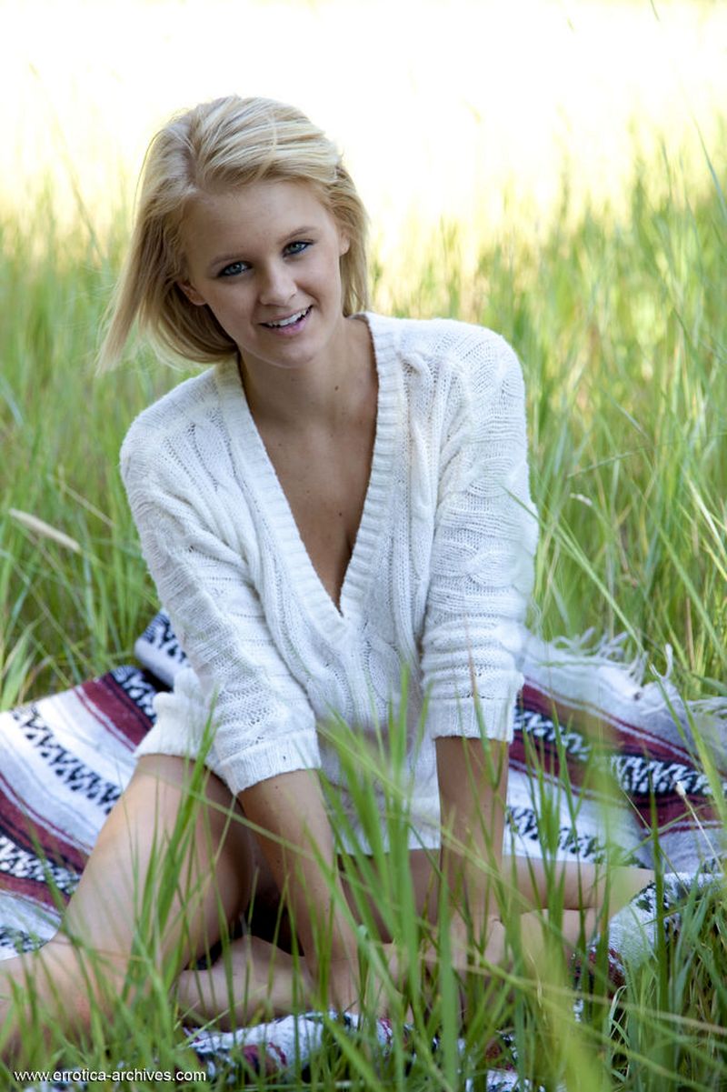 blond-naakt-en-volle-borsten-04