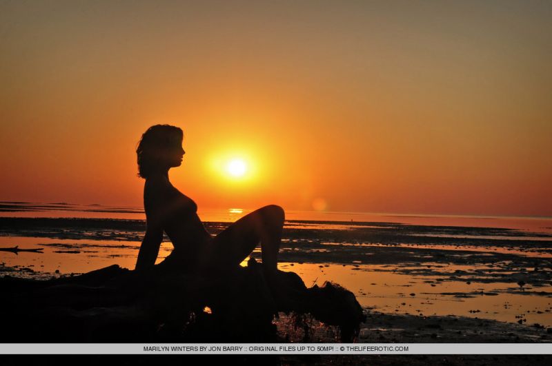 blondje-bloot-ondergaande-zon-strand-16