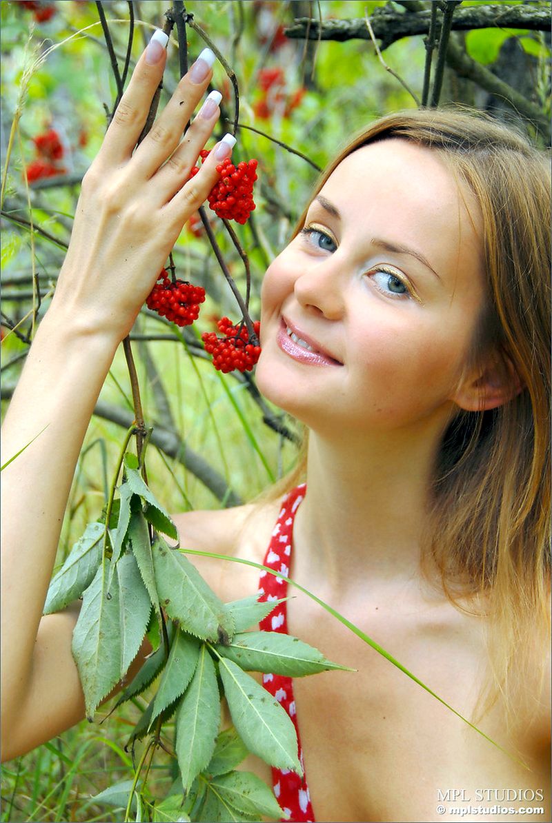 Olivia, naakt in het bos 7 olivia-naakt-in-het-bos-007