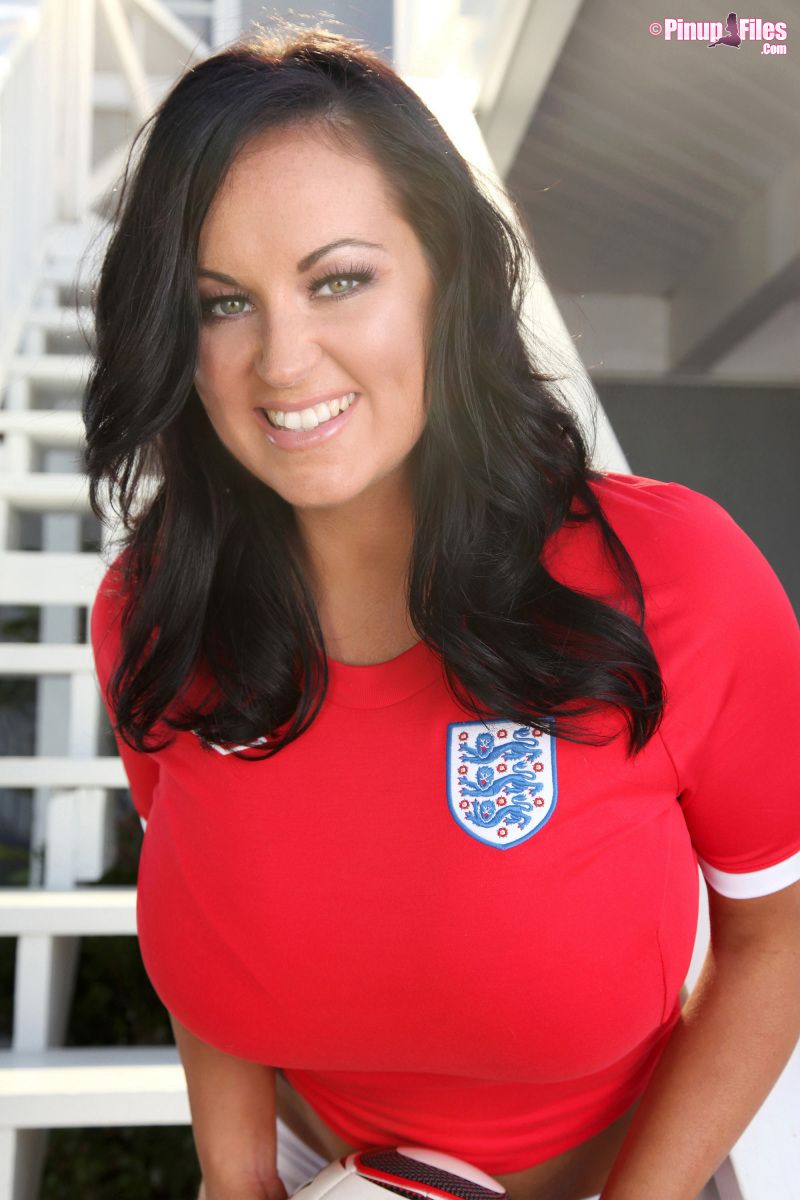 sarah-nicola-randall-grote-ballen-topless-voetbal-003