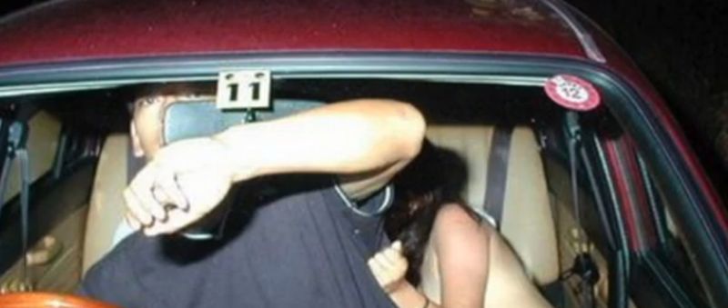 Naakte vrouw doet mee aan trio in auto, breekt benen