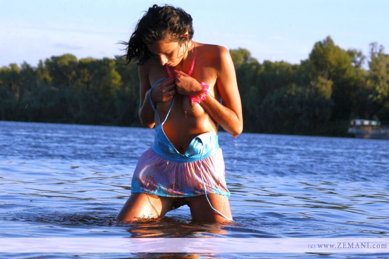 vika-sexy-op-het-strand-006