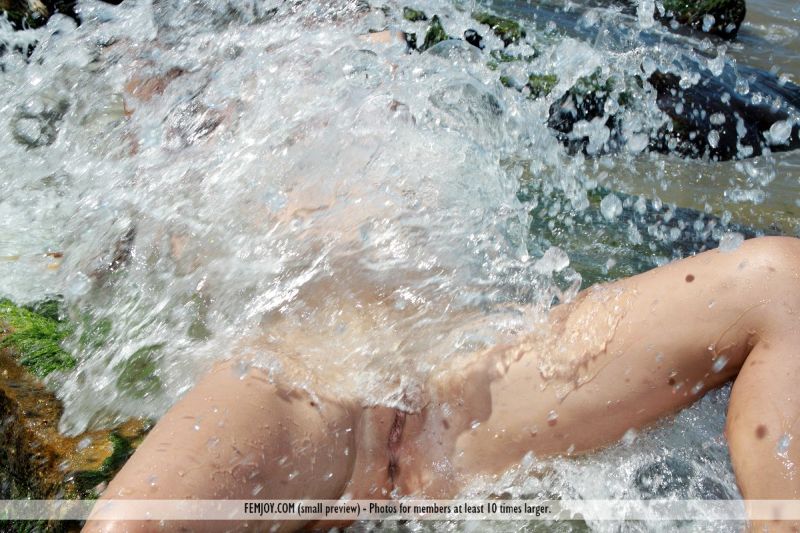 april-naakt-in-de-zee-013