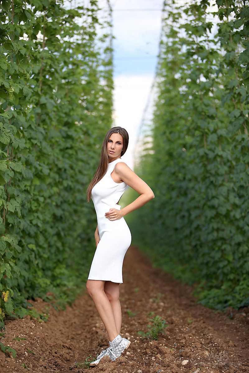 connie-carter-naakt-in-het-boerenland-001