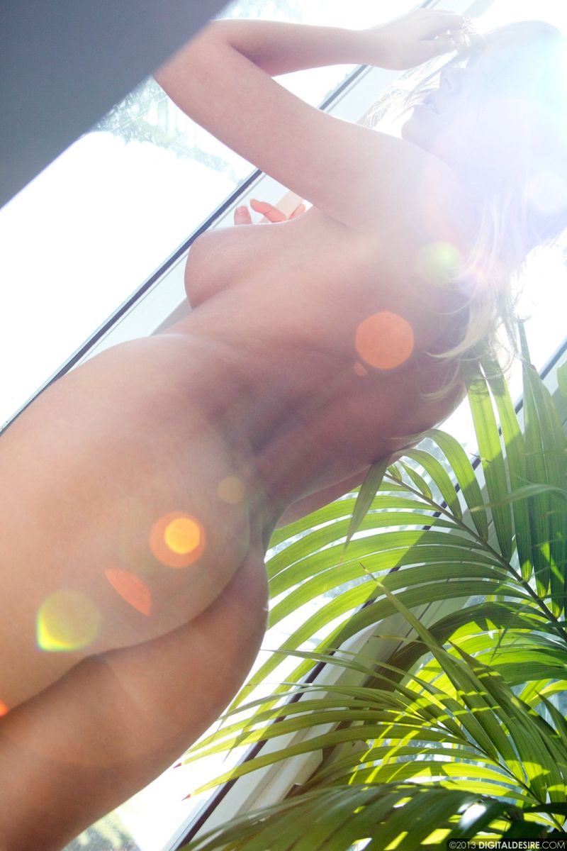 alexis-adams-naakt-in-haar-slaapkamer-0013