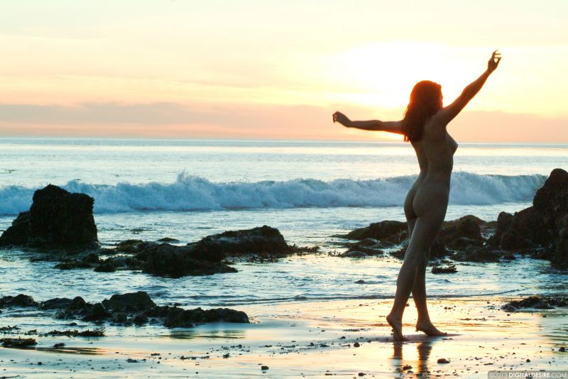 ann-marie-sexy-and-naked-on-the-beach-0012