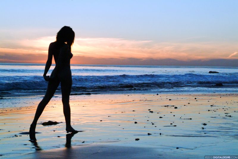 ann-marie-sexy-and-naked-on-the-beach-0017