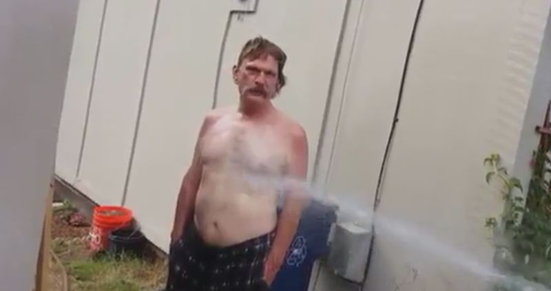 De buurman water geven