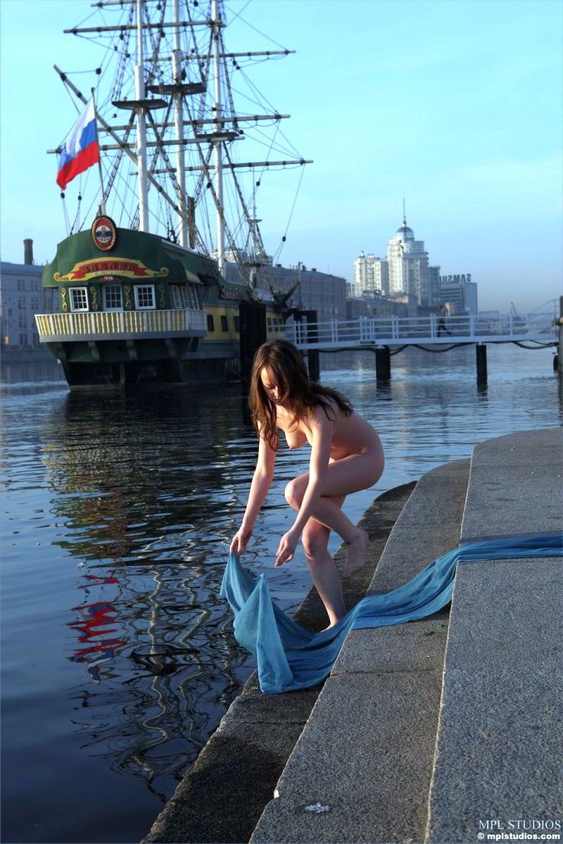 helena-naked-in-the-harbour-13