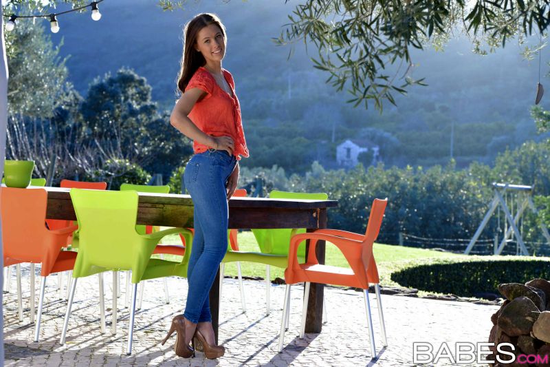Lucy Heart, knappe brunette, is naakt buiten neergezet — photo 3